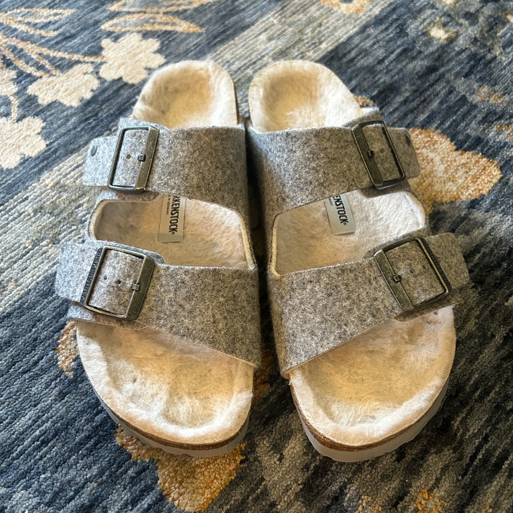 ✨EUC✨ Birkenstock Arizona Happy Lamb, Gray